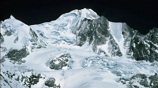 Larkya La Peak above the Larkya La