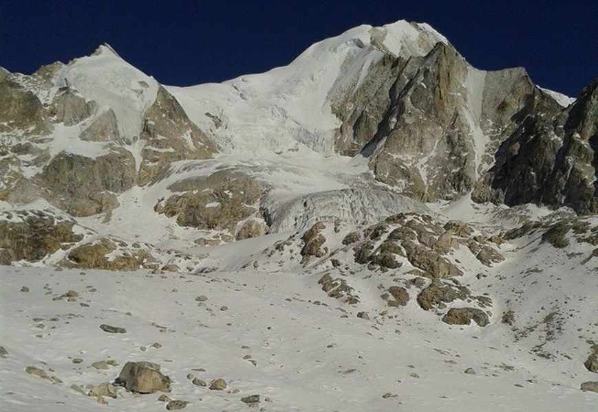 Larkya La Peak from the Larkya La