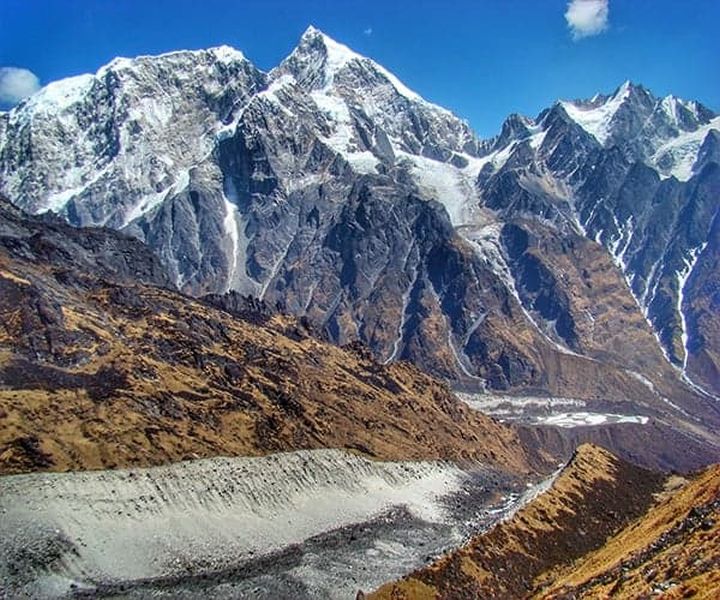 Mount Numbur ( 6959m ) on ascent to Gyajo La