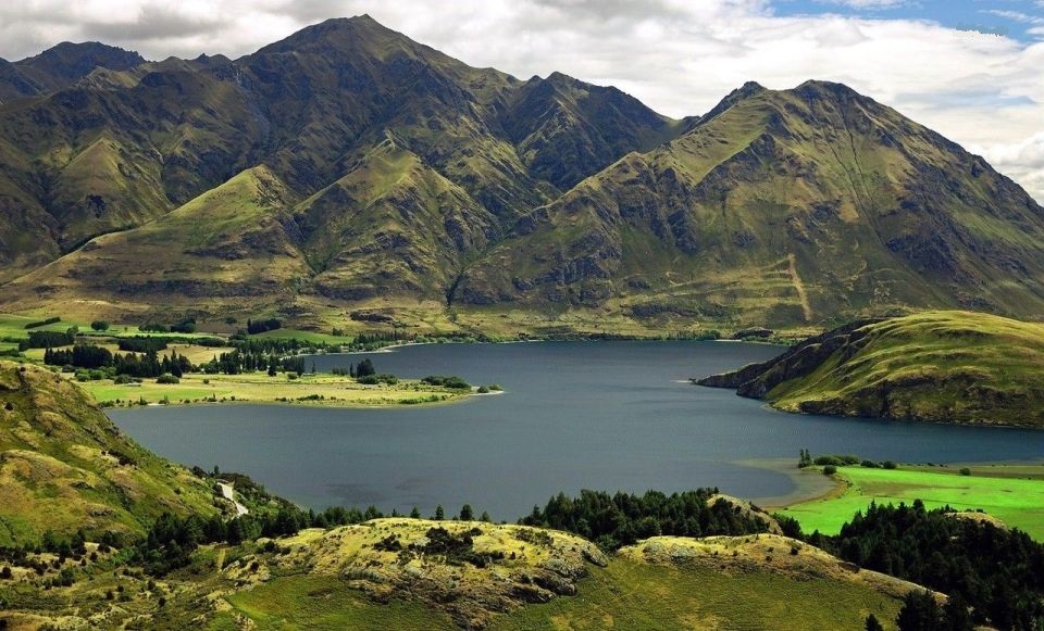 Lake Wanaka and Mount Roy in the South Island of New Zealand