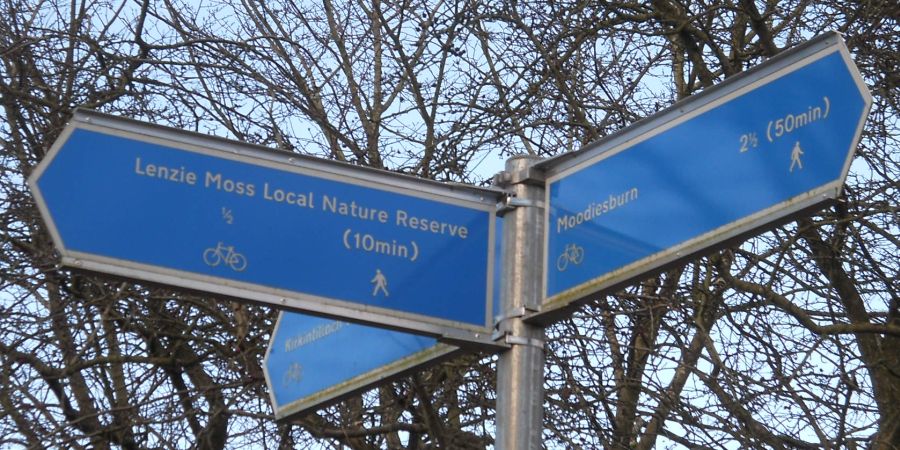 Signpost to Lenzie Moss on the Strathkelvin Railway Path